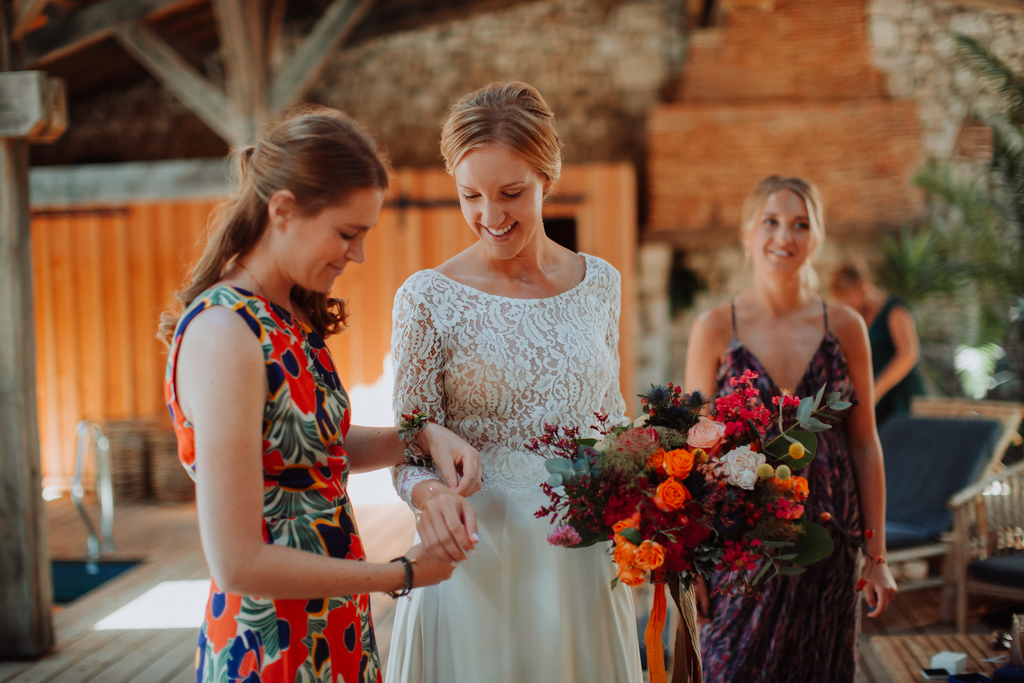 la témoin de la mariée lui met son bracelet