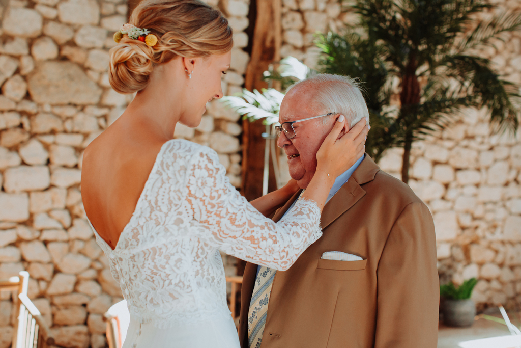 Grand père en train de pleurer devant la mariée