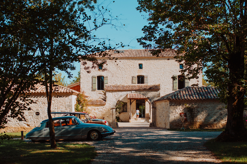 facade en pierre du lieu de reception de mariage