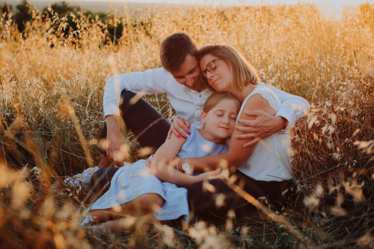 câlin collectif de parents et leur fille
