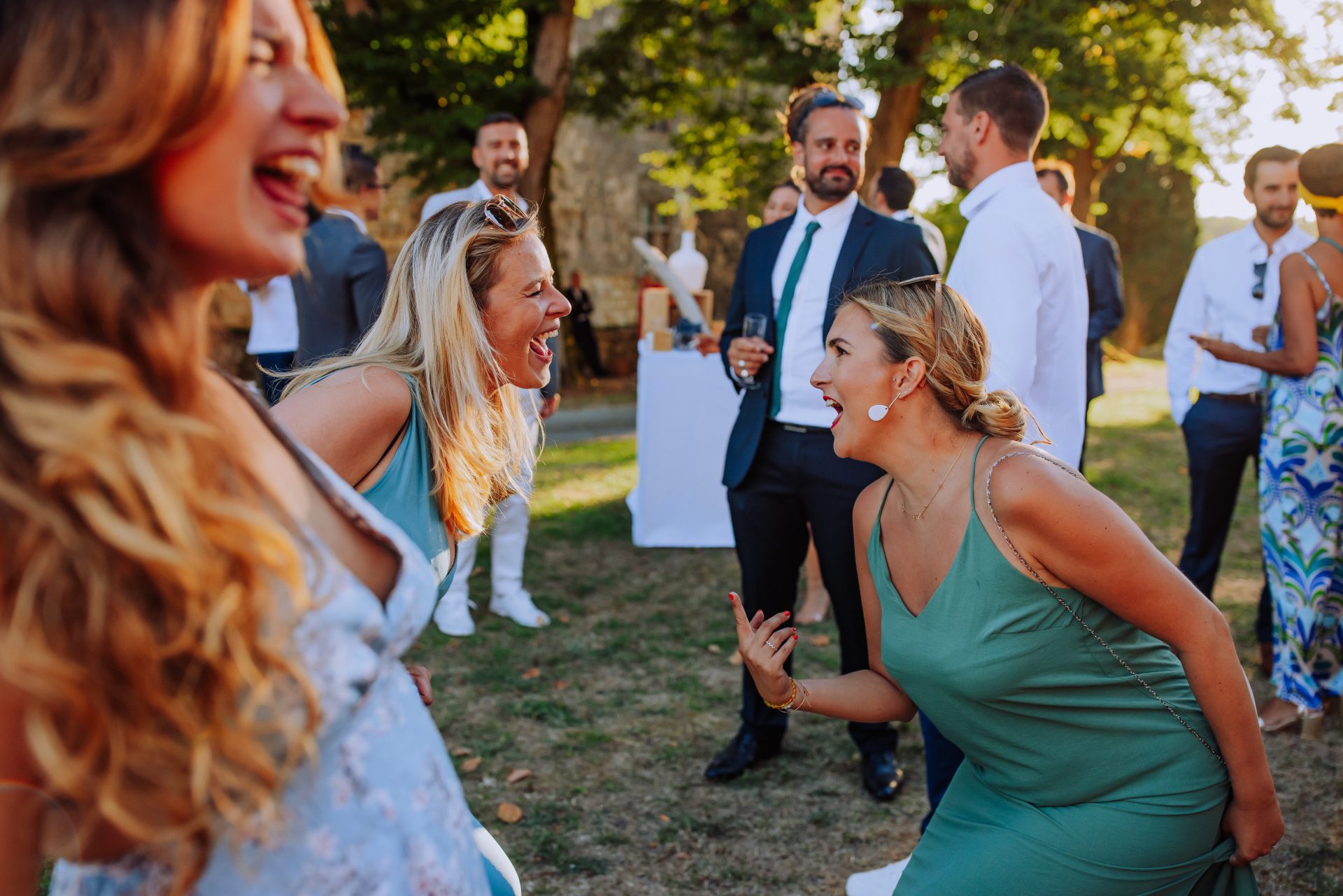 Invités qui dansent pendant le cocktail - Mariage cool dans le Lot et Garonne au Chateau de Poudenas
