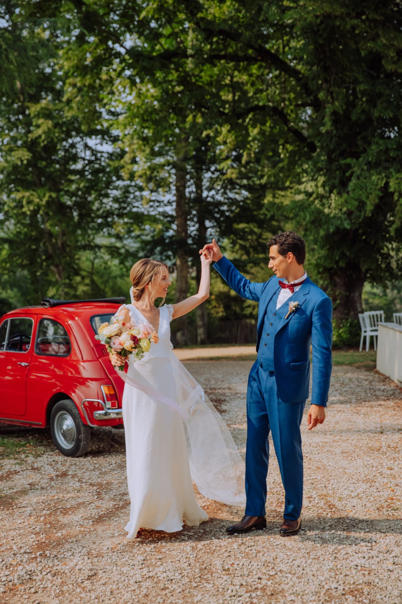 Photographe de mariage Bergerac Dordogne - Photos de couple devant une Fiat 500