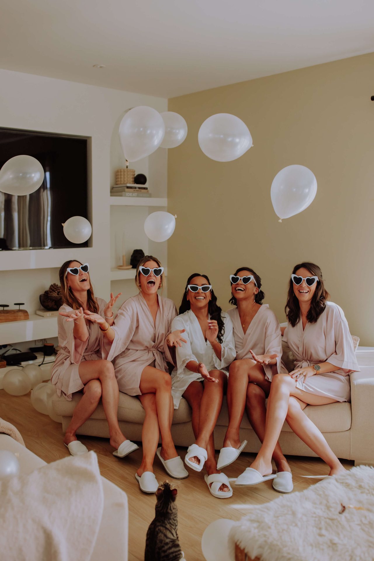 préparatifs des filles en train de lancer des ballons
